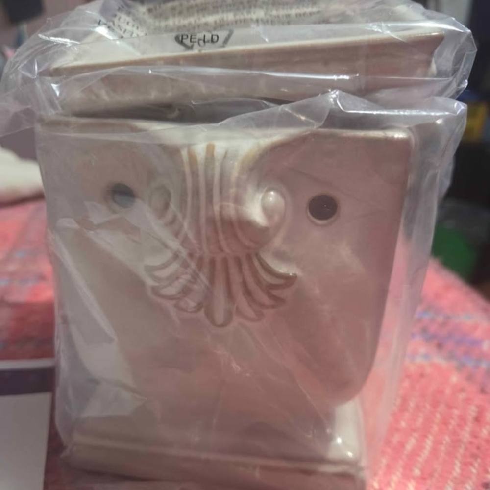 #37 - Scentsy Windsor Warmer - Comes Packaging Without Box And Without Lightbull